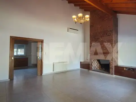Casa en Alquiler con 2 cocheras