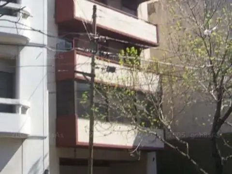 Muy buen departamento de dos ambientes, con PATIO.