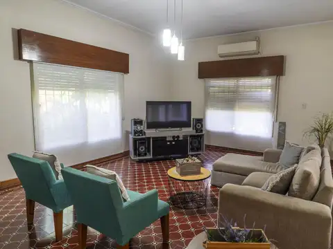 Casa 5 ambientes con 2 baños
