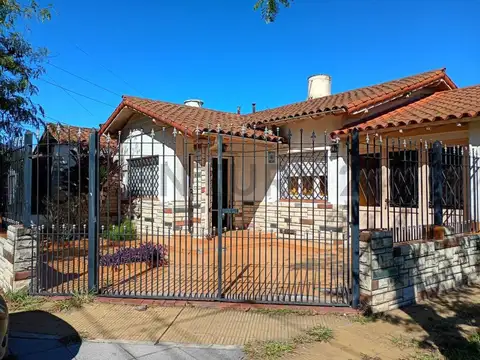 Venta casa de 3 ambientes con patio, cochera y quincho en Lomas de Zamora