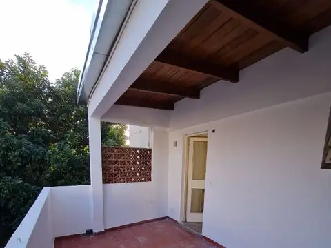 17 e/ 56 y 57- CASA  RETASADA