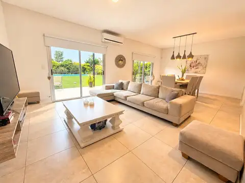 Casa en Alquiler con 2 cocheras