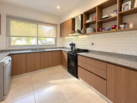 Casa en Alquiler en Pilar del Este - Santa Guadalupe, USD 1.400