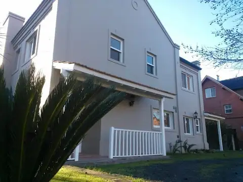 Casa 5 ambientes con 3 baños