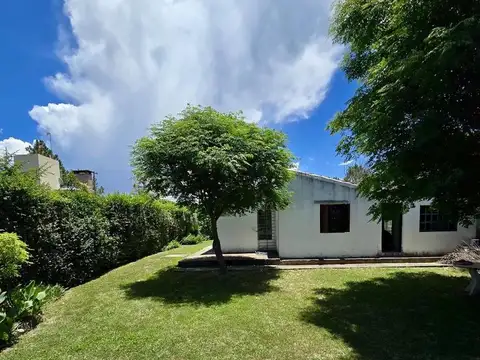 SE VENDE CASA 2 DORMITORIOS C/PILETA. B° Las Mojarras, Parque Siquiman.