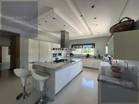 Casa 8 ambientes con 6 baños
