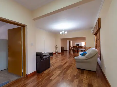 Casa 6 ambientes con 2 baños