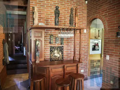 Casa 8 ambientes con 4 baños