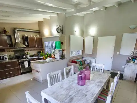 Casa 4 ambientes con 2 baños