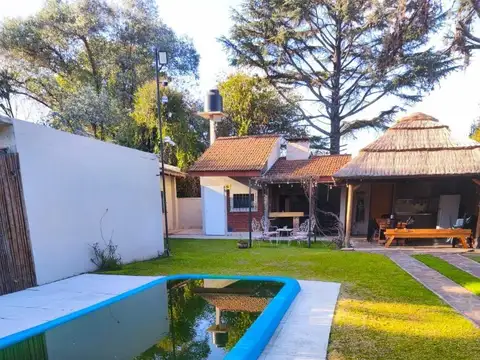 Se VENDE casa 4 amb., pileta, quincho, parrilla gran lote