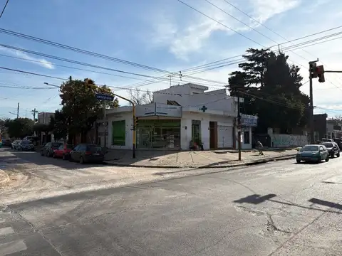 OPORTUNIDAD Casa, locales, lote c/pileta San Justo
