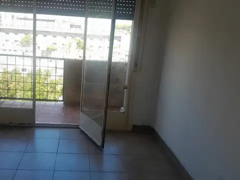 MUY LINDO 3 AMBIENTES AMPLIOS CON BALCON A LA CALLE