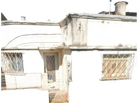 RETASADA!! CASA  AL FRENTE, CON TERRENO. A DEMOLER. PELLEGRINI AL 6000. SE ESCUCHA OFERTA!!!!