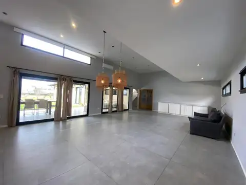 Casa en Alquiler con 4 cocheras