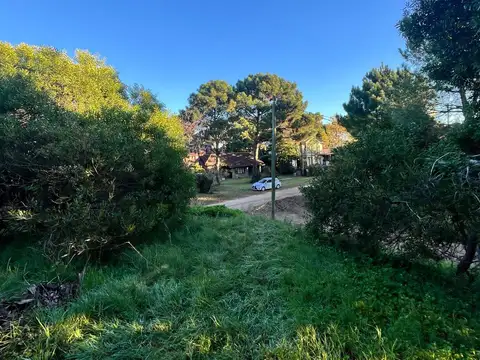 Lote en Altura, Ubicado en Esquina. Servicios: Agua Corriente, Luz, Gas, Internet. Zona Residencial.
