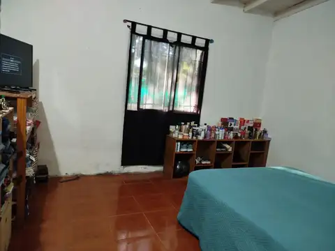 Casa en venta con local de 8 x 8 ms2  de 5 ambientes en vieytes.