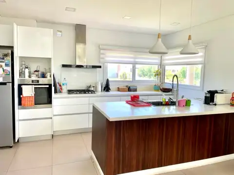 Casa 4 ambientes con 3 baños