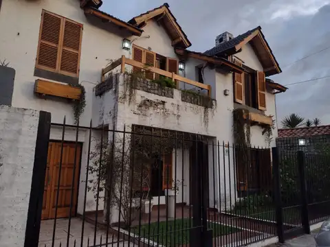 Casa En Venta En Bella Vista De 4 Ambientes, Parque Y Pileta En Bella Vista- Buenos Aires   Apto Crédito