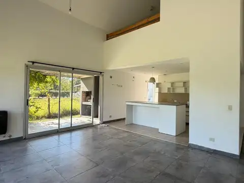 Casa 4 ambientes con 2 baños