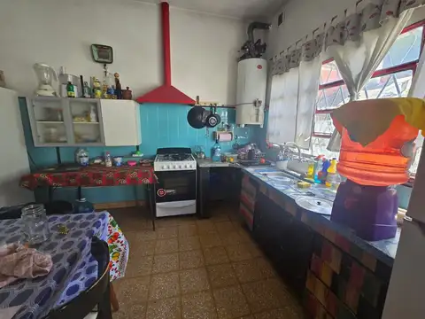 Casa 4 ambientes con 2 baños