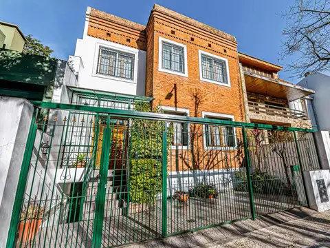 Casa de Estilo en Belgrano R | Jardín, Parrilla, Sótano | A metros de Plaza Castelli