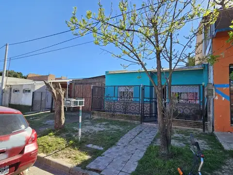 Casa de 2 Dormitorios con cochera y patio con parrillero! Constitucion 585