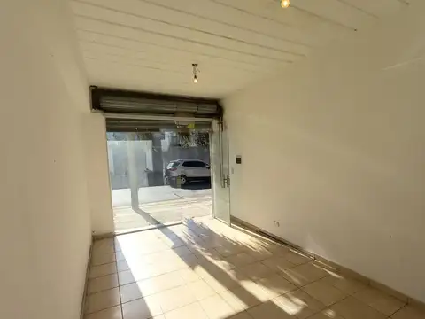 EXCELENTE LOCAL EN CASTELAR SUR. ANTICIPO Y CUOTAS