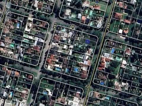 Terreno en  City Bell entre caminos totalmente parquizado y forestado con porton de acceso.