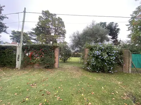 Terreno en  City Bell entre caminos totalmente parquizado y forestado con porton de acceso.