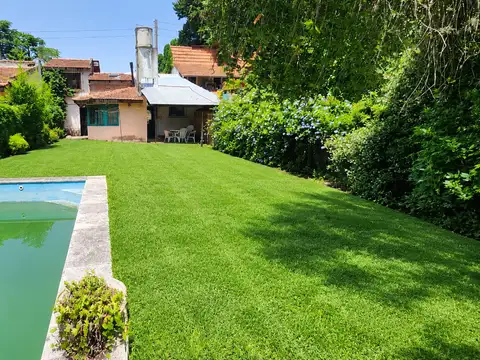 Don Torcuato (Bolivia 1122) Casa con 3 dormitorios. 2 baños. Cochera. Jardín. Pileta. Lote 320 m².
