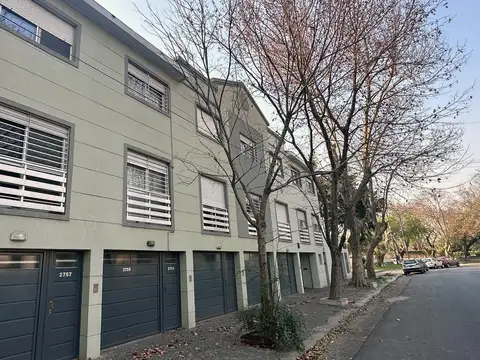 PH DE 3 AMBIENTES PLANTA BAJA Y DOS PISOS CON COCHERAS/PATIO, MUY LUMINOSO EN EXCELENTE ESTADO.