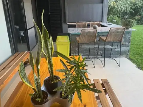 Casa en Alquiler con 2 cocheras