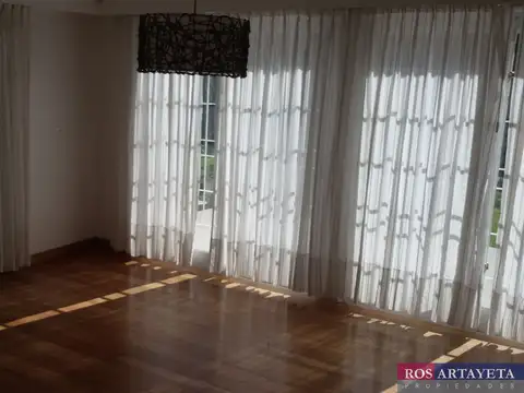 Casa 7 ambientes con 5 baños