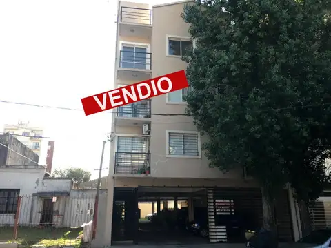 Departamento 1 Ambiente con cochera cubierta ideal inversion - Moron