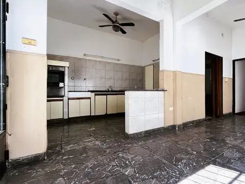 VENTA CASA 4 AMB GARAGE PATIO TERRAZA. CON LOCAL