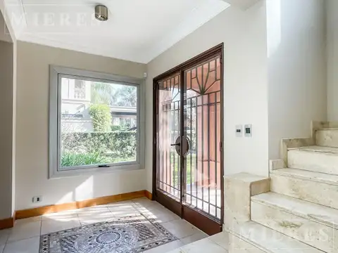 Casa en Venta con 4 cocheras