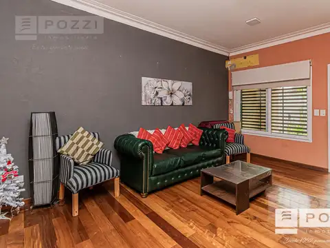 Casa en Venta con 2 cocheras