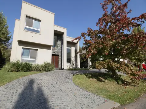 VENTA CASA ALTOS DEL SOL 6 AMBIENTES LUMINOSA CON PILETA QUINCHO 600M2