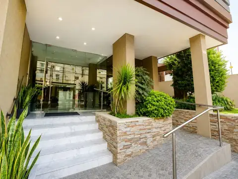VENTA DE DEPARTAMENTO 3 AMBIENTES CON COCHERA EDIFICIO DE CATEGORIA. ESCUCHA OFERTA