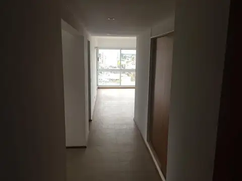 Vende Departamento Centrico de 1 y 1/2 dormitorio c/ cochera