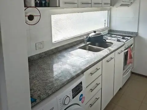 Vende Departamento Centrico de 1 y 1/2 dormitorio c/ cochera