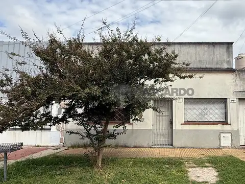 Casa sobre lote propio de 8.66 x 20. fondo libre con galpón. Venta con renta. Apto Credito hipotecar