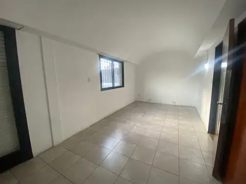 Oficina 5 ambientes con 2 baños