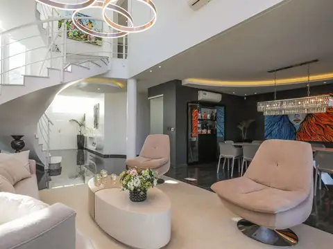 Casa en Venta con 2 cocheras