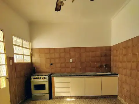 Depto Tipo Casa en Alquiler en Melchor Romero, $ 700.000