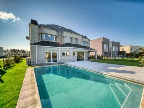 Casa 5 ambientes con Piscina