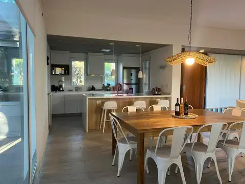 Casa 5 ambientes con 3 baños
