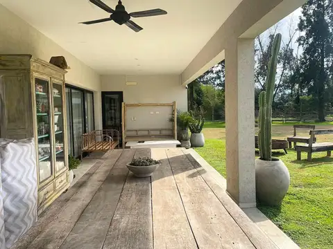 Casa 4 ambientes con 2 baños