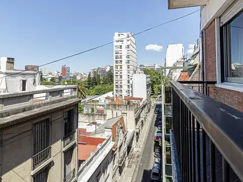VENTA, Semi-Piso 4 amb. c/ Dep Serv. Balcón, Muy Luminoso en Caballito