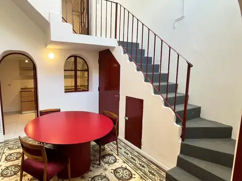 En venta - casa de pasillo de dos dormitorios con amenities- abasto